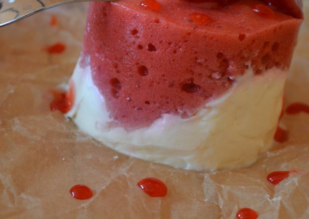 Fotografia przedstawiająca deser z mascarpone i pianką truskawkową