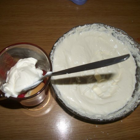 Krok 4 - Deser z mascarpone i truskawkami foto