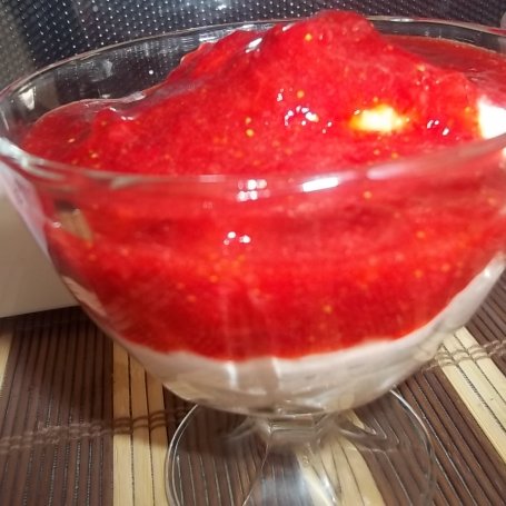 Krok 6 - Deser z mascarpone i truskawkami foto
