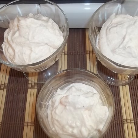 Krok 4 - Deser z mascarpone i truskawkami foto