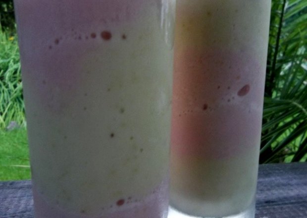 Fotografia przedstawiająca deser z mrożonej cukini i arbuza na maślance