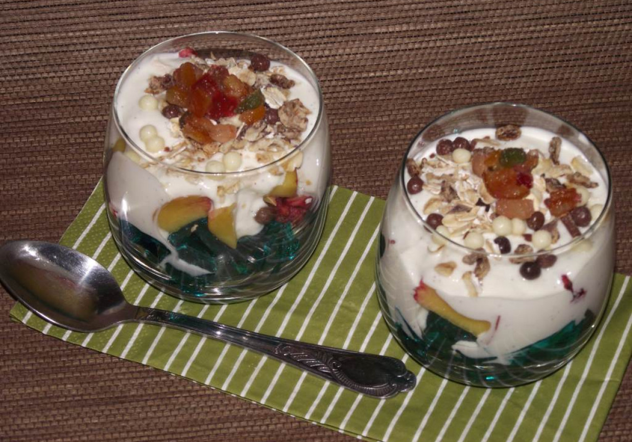 Deser z owocami i domowym serkiem waniliowym  foto