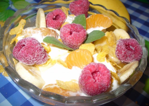 Fotografia przedstawiająca Deser z owocami i jogurtem greckim