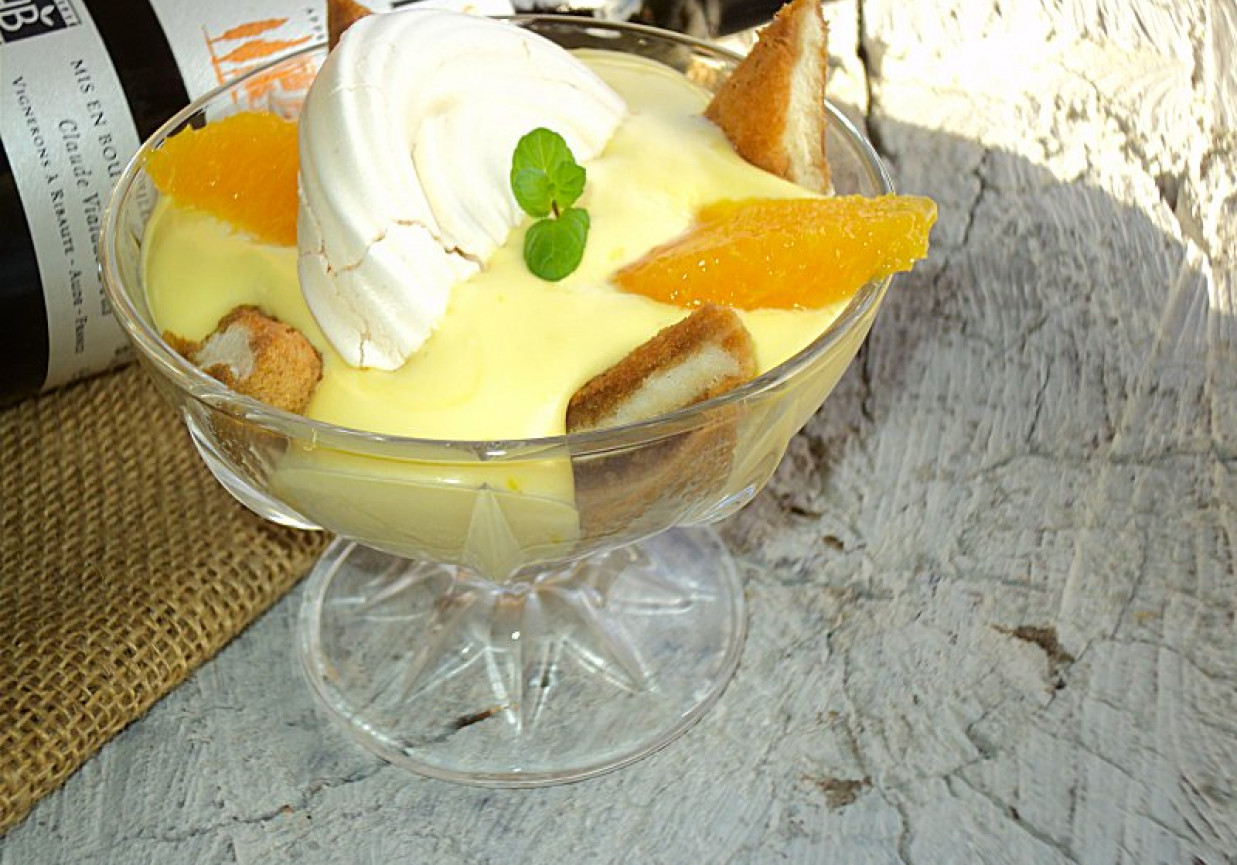 Deser z pomarańczowym kremem, bezą i kawowymi biszkoptami  foto