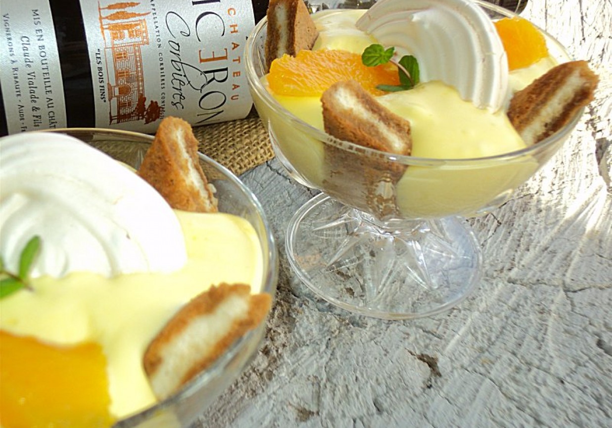 Deser z pomarańczowym kremem, bezą i kawowymi biszkoptami  foto