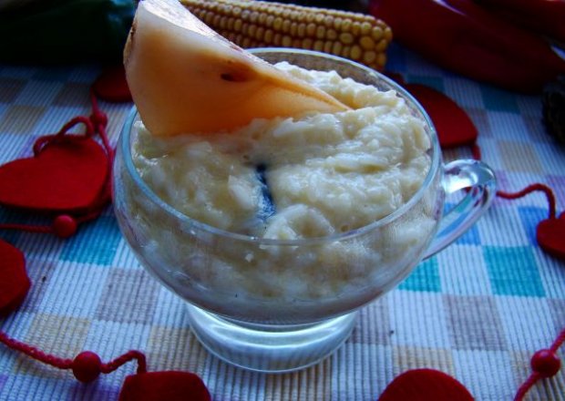 Fotografia przedstawiająca Deser z ryżu na mleku i gruszek