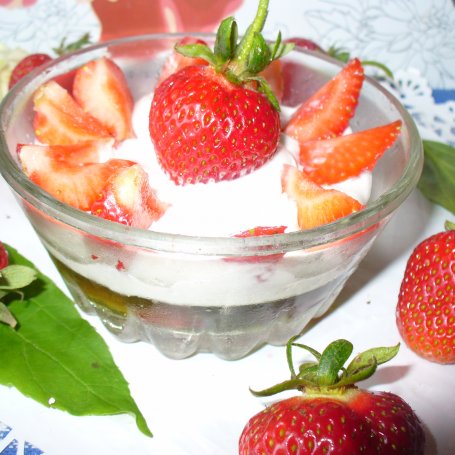 Krok 5 - Deser z truskawkami i serkiem mascarpone foto