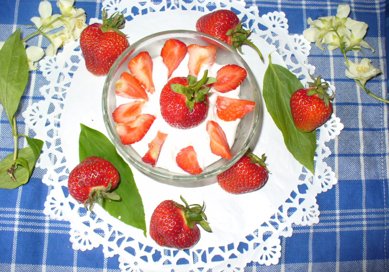 Deser z truskawkami i serkiem mascarpone  foto