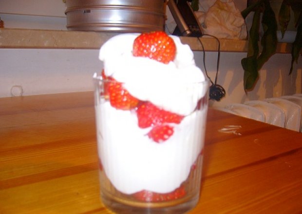 Fotografia przedstawiająca deser z truskawkami