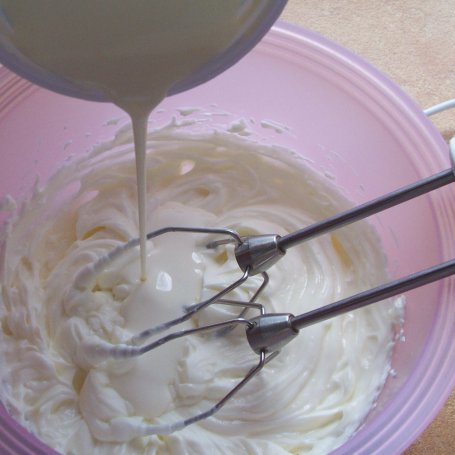Krok 2 - Deserek niczego sobie, czyli truskawki z serkiem :) foto