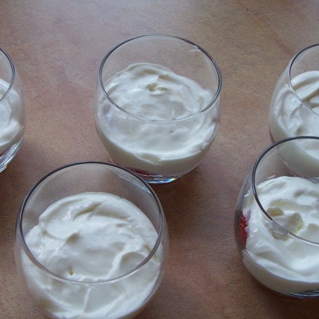 Krok 3 - Deserek niczego sobie, czyli truskawki z serkiem :) foto