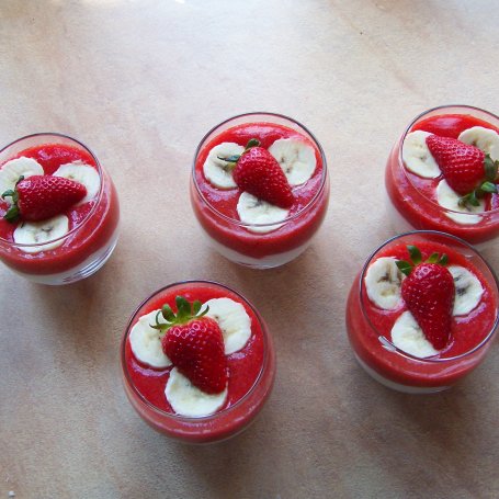 Krok 6 - Deserek niczego sobie, czyli truskawki z serkiem :) foto