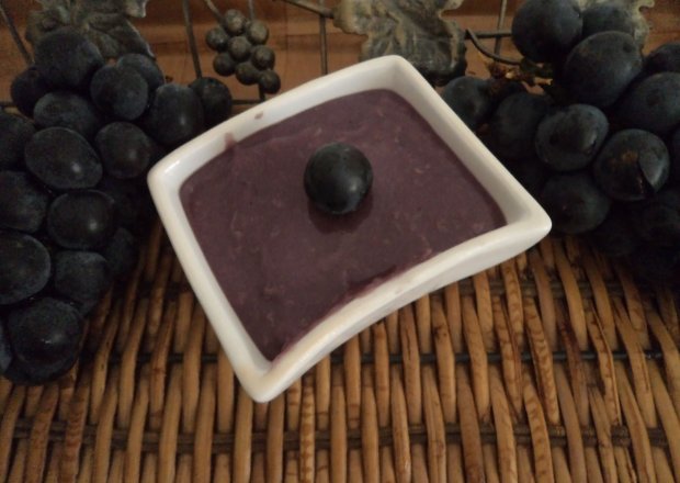 Fotografia przedstawiająca Deserek z czarnych winogron