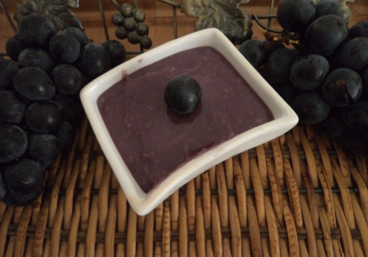 Deserek z czarnych winogron foto