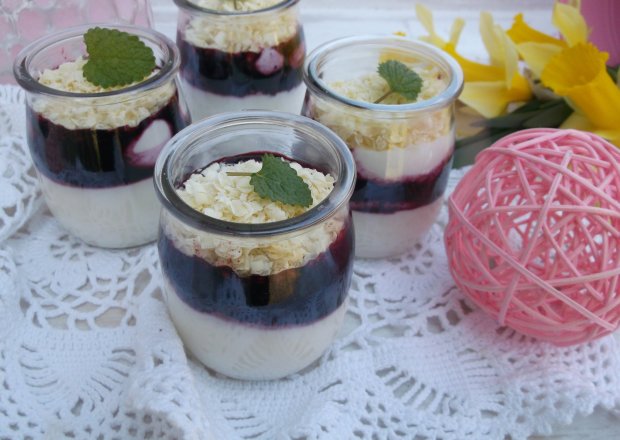 Fotografia przedstawiająca Deserki w słoiczkach z jogurtu i borówkami.