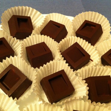 Krok 10 - Deserowe czekoladki z malinowym ganache foto