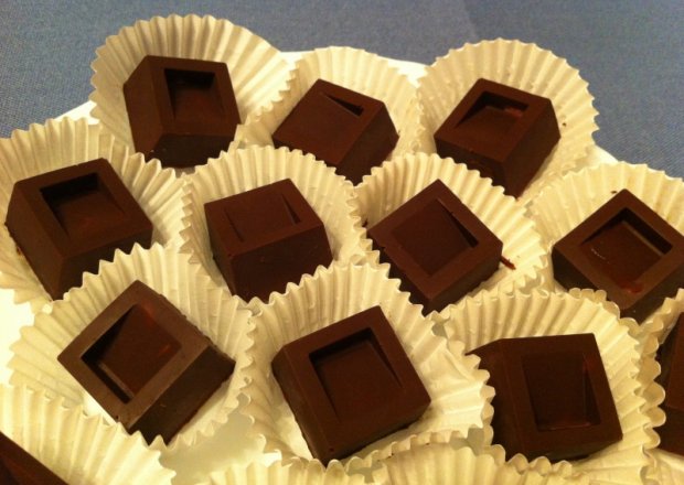Fotografia przedstawiająca Deserowe czekoladki z malinowym ganache