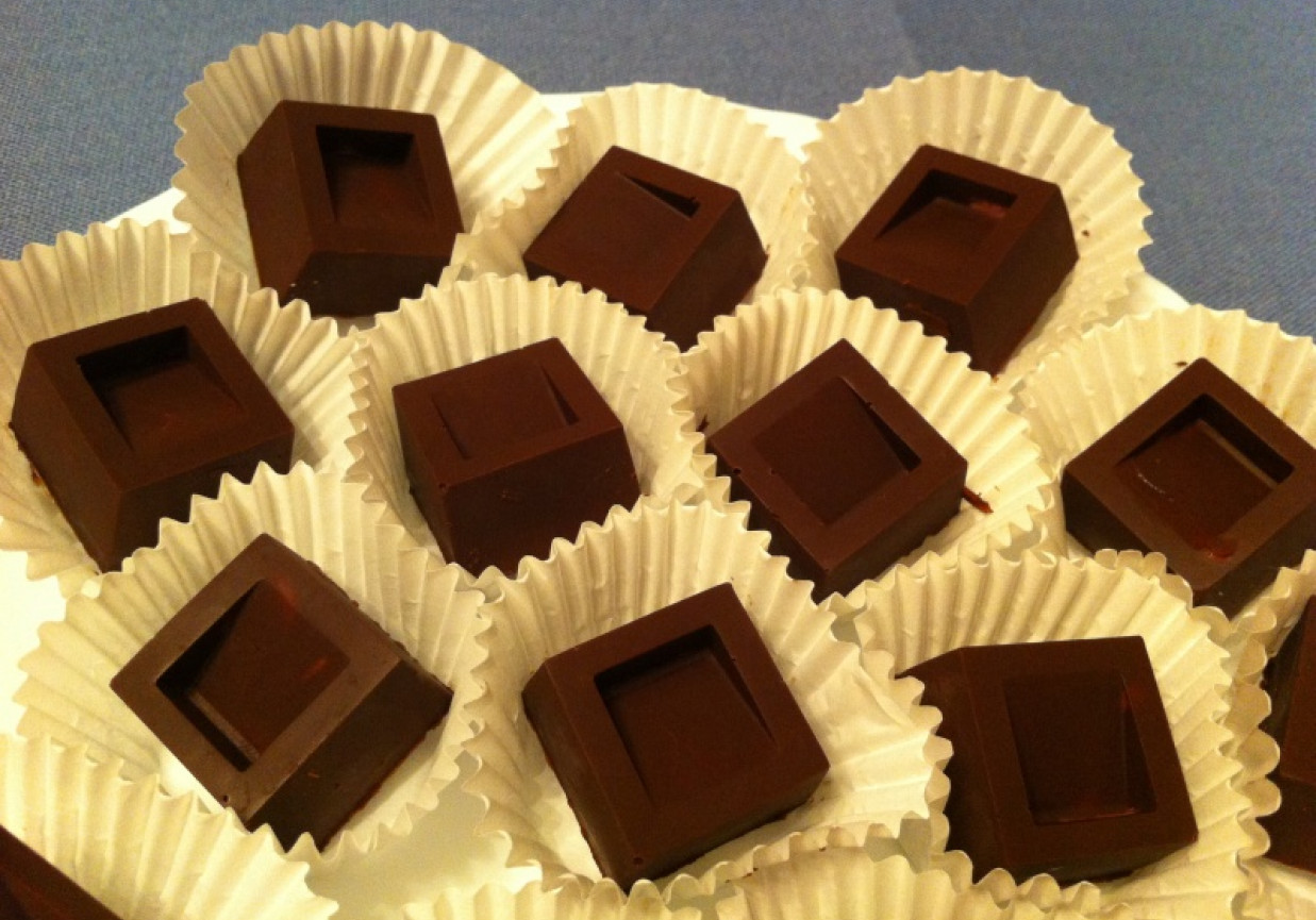 Deserowe czekoladki z malinowym ganache foto