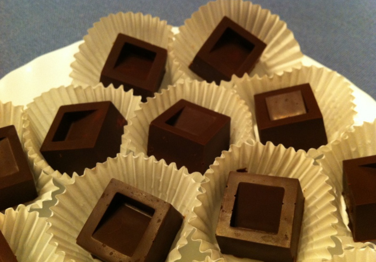 Deserowe czekoladki z malinowym ganache foto