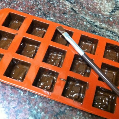 Krok 5 - Deserowe czekoladki z malinowym ganache foto