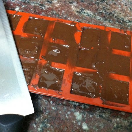 Krok 8 - Deserowe czekoladki z malinowym ganache foto