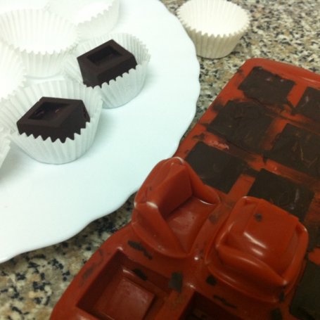 Krok 9 - Deserowe czekoladki z malinowym ganache foto