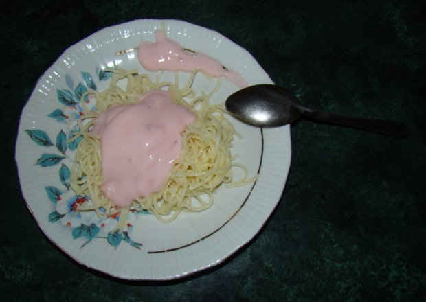 Fotografia przedstawiająca deserowy makaron z jogurtem