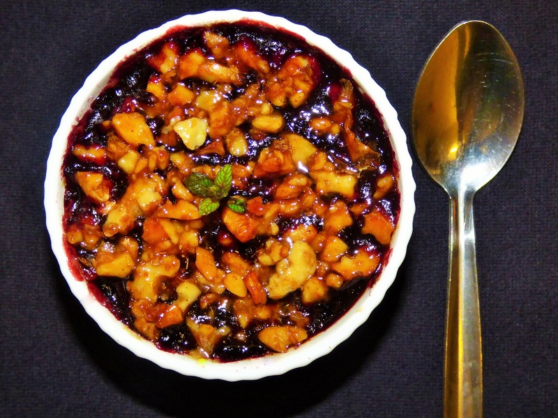 Zapiekanka z kaszy jaglanej z czarnym bzem i orzechowym krokantem - medium