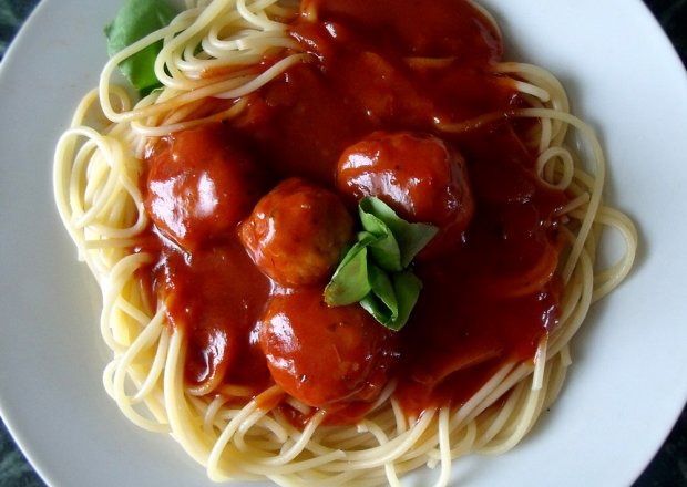 Fotografia przedstawiająca Diabelskie spaghetti z kulkami mięsnymi