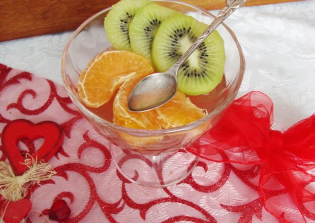 Fotografia przedstawiająca Dietetyczna herbaciana galaretka z owocami - deser bez cukru