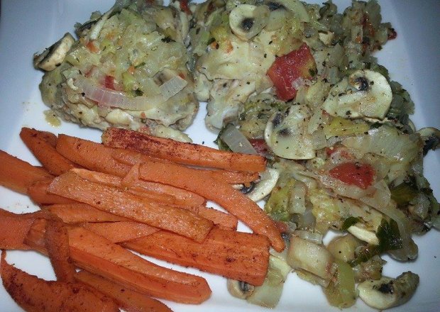Fotografia przedstawiająca Dietetyczna Potrawka z kurczaka i kapusty pekińskiej oraz marchewka pieczona z czosnkiem..