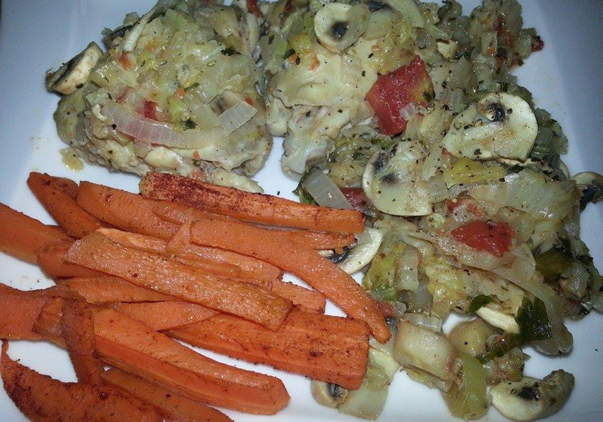 Dietetyczna Potrawka z kurczaka i kapusty pekińskiej oraz marchewka pieczona z czosnkiem.. foto