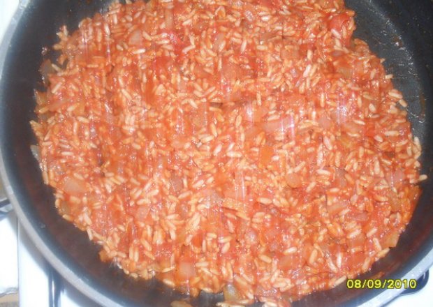 Fotografia przedstawiająca Dietetyczna przyprawa- brązowy ryż  w sosie pomidorowym