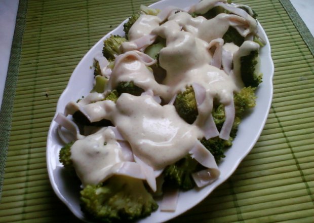 Fotografia przedstawiająca Dietetyczna sałatka z brokułem