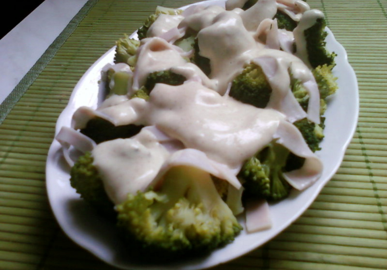 Dietetyczna sałatka z brokułem foto