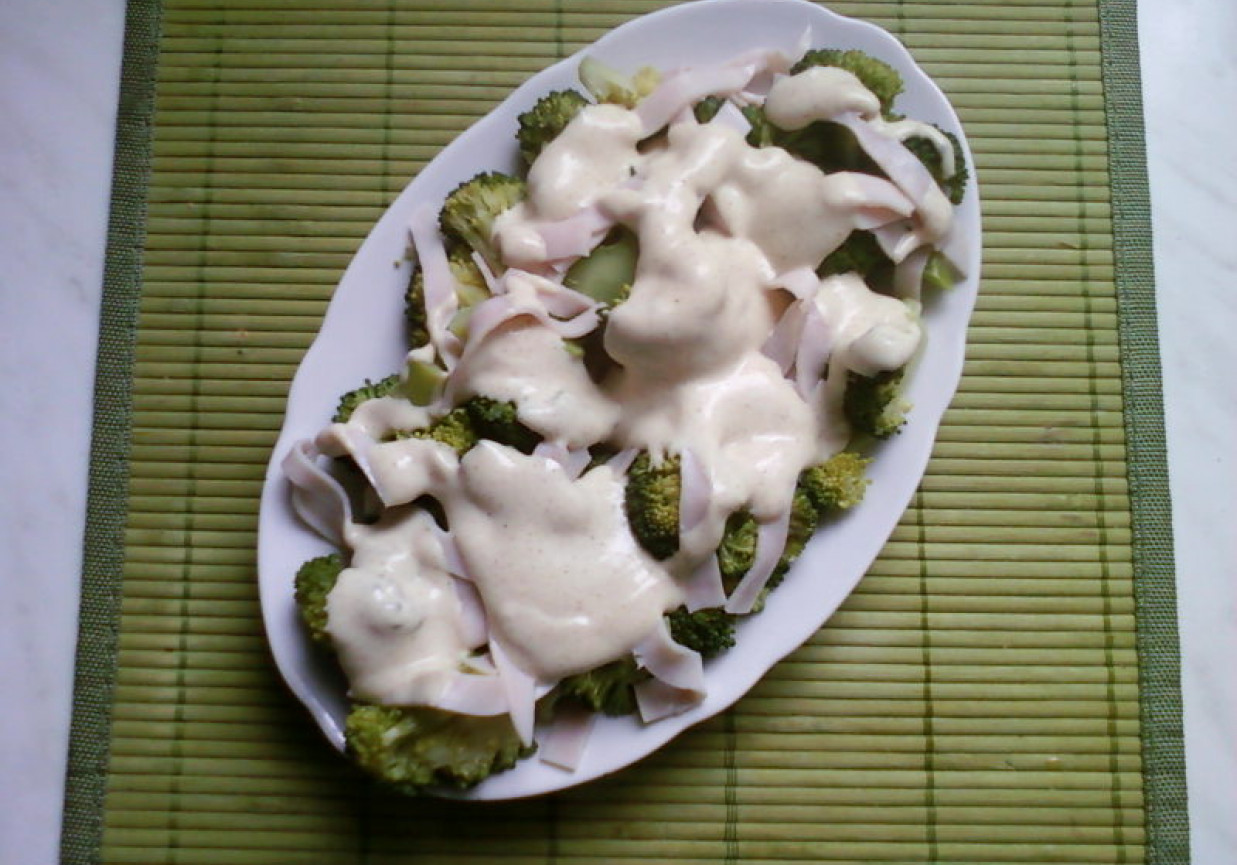 Dietetyczna sałatka z brokułem foto