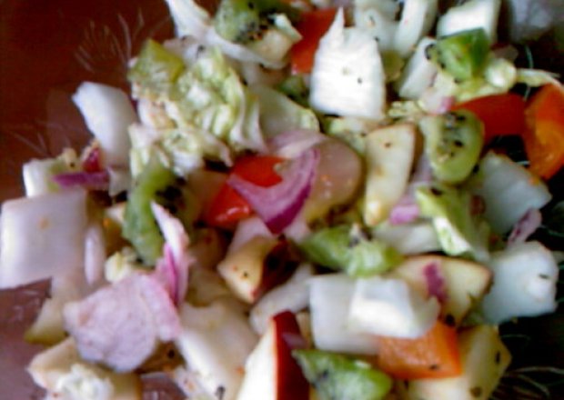 Fotografia przedstawiająca Dietetyczna salatka z kiwi