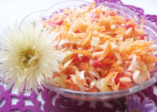 Fotografia przedstawiająca Dietetyczna surówka z marchewki i pora