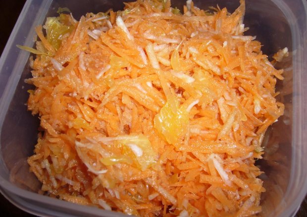 Fotografia przedstawiająca Dietetyczna surówka z marchewki i selera
