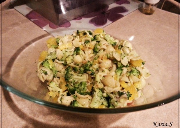 Fotografia przedstawiająca Dietetyczna wersja sałatki z brokułami i makaronem