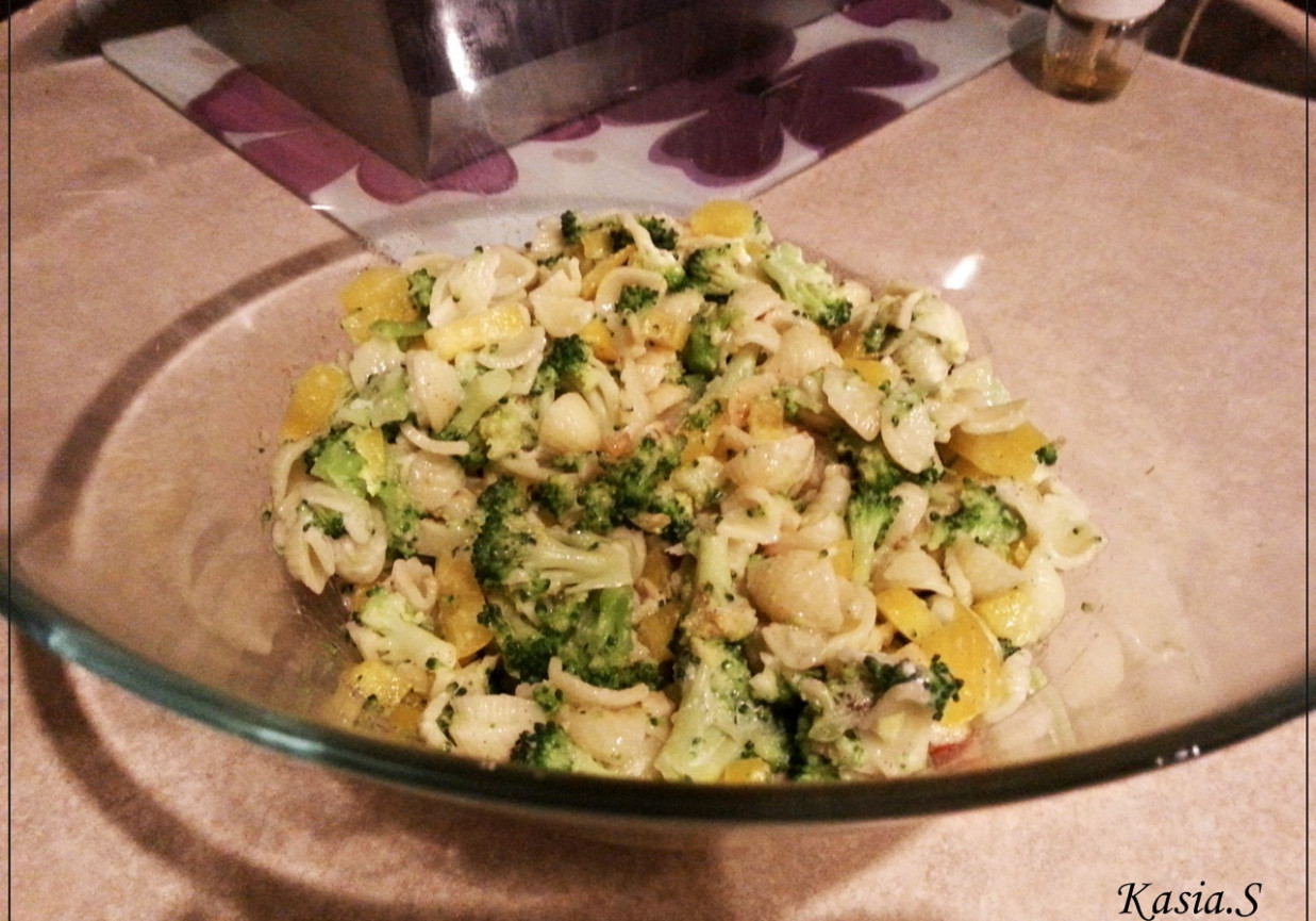 Dietetyczna wersja sałatki z brokułami i makaronem foto