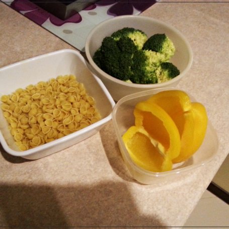 Krok 1 - Dietetyczna wersja sałatki z brokułami i makaronem foto