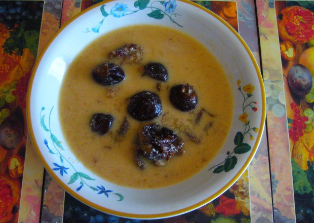 Fotografia przedstawiająca Dietetyczna zupa śliwkowa