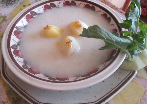 Fotografia przedstawiająca Dietetyczna zupa z kalarepki
