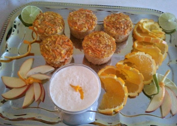 Fotografia przedstawiająca Dietetyczne Babeczki Marchwiowo jabkowe z sosem pomarańczowym