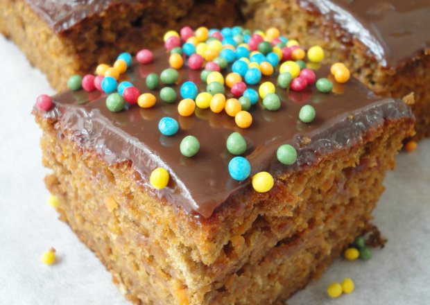 Fotografia przedstawiająca Dietetyczne ciasto marchewkowe bez cukru