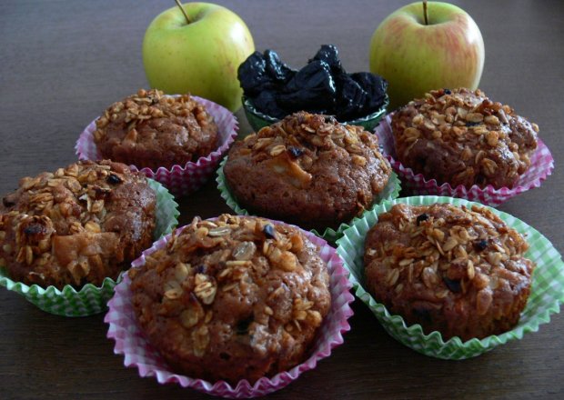Fotografia przedstawiająca Dietetyczne jabłkowe muffinki ze śliwką