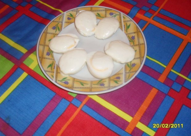 Fotografia przedstawiająca Dietetyczne jaja z \"majonezem\"-czyli lekkim sosikiem chrzanowym.