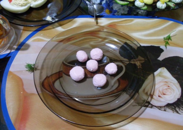 Fotografia przedstawiająca Dietetyczne kuleczki serowe- różowe słodkie