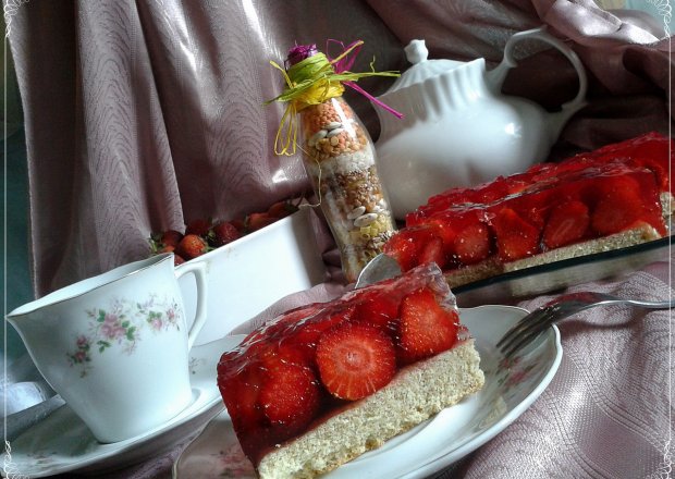 Fotografia przedstawiająca Dietetyczne letnie ciasto z truskawkami